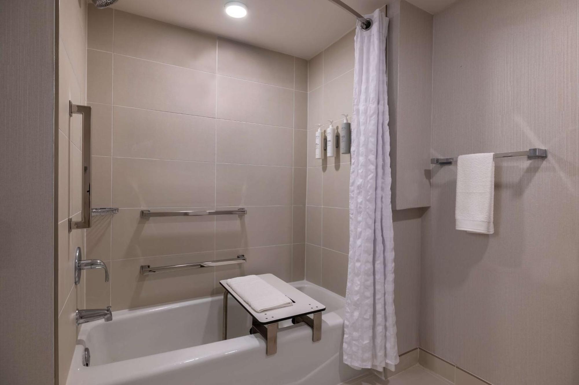 King Room - Mobility Access/Non-Smoking